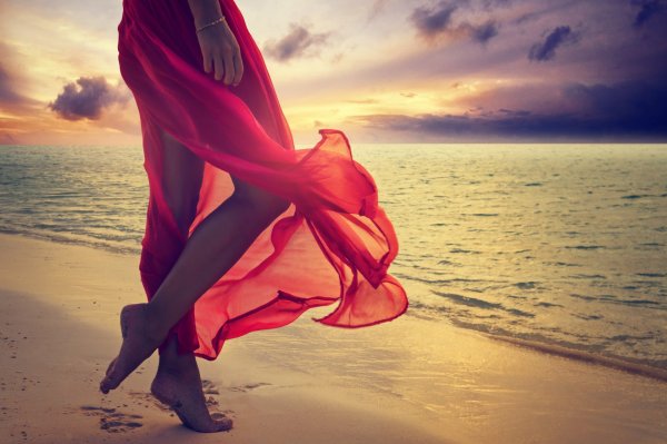 Девушка в Красном платье на пляже