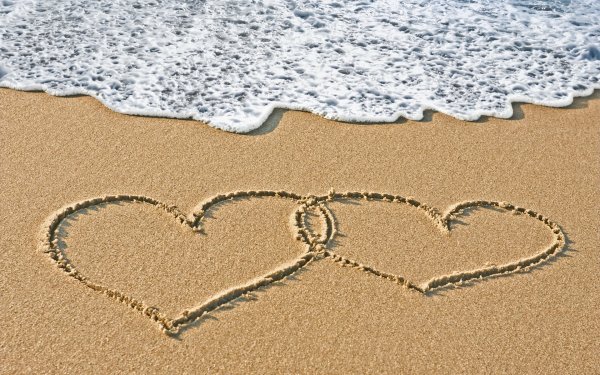 Сердечко нарисованное на песке