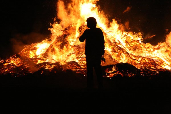 Человек на фоне огня