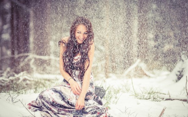 Красивая девушка снег