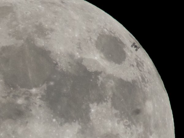 Фото Луны с МКС