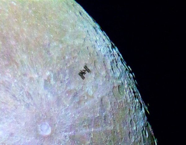 Снимок Луны с МКС