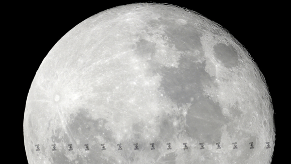 Снимок мкс на фоне луны
