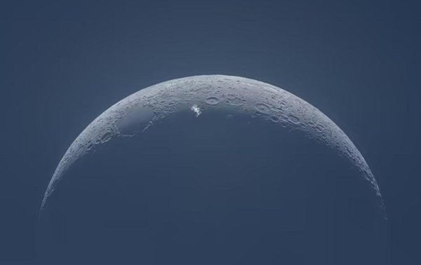 Луна в космосе фото