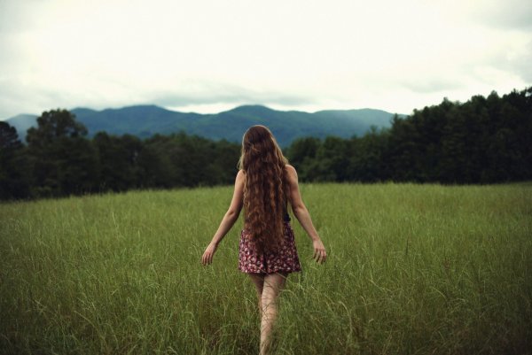 Девушка с длинными волосами на природе