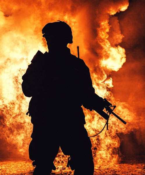 Солдат на фоне пожара