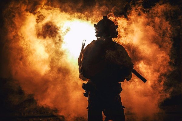 Солдат Украины на фоне огня