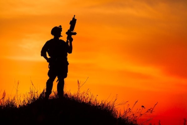 Солдат России на фоне заката