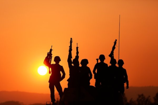 Силуэт солдата на фоне солнца