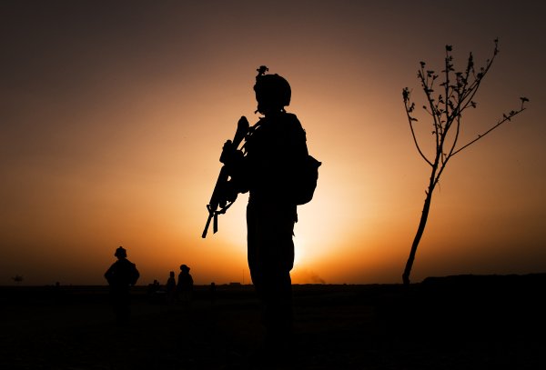 Солдат на фоне заката