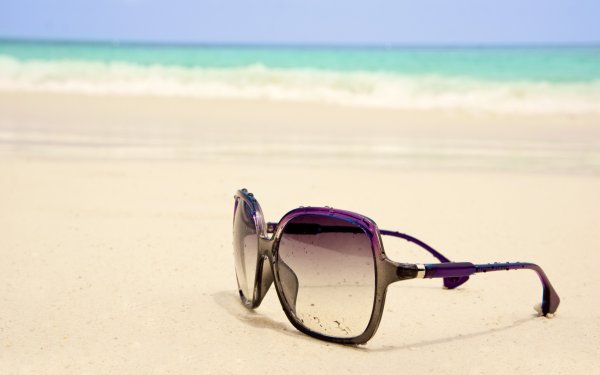 Солнечные очки на море