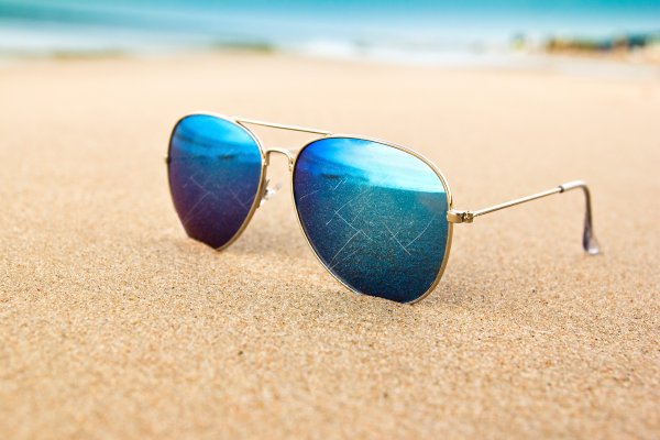 На пляже валяются солнечные очки