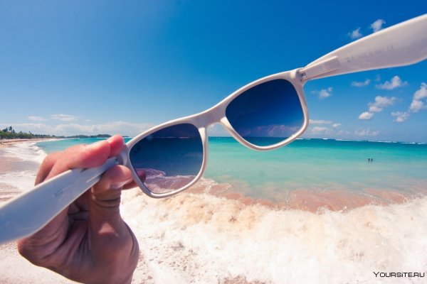 Солнечные очки на фоне моря