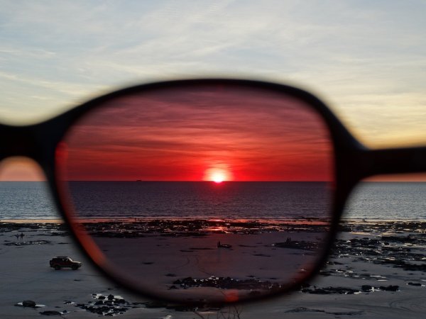 Отражение в очках море