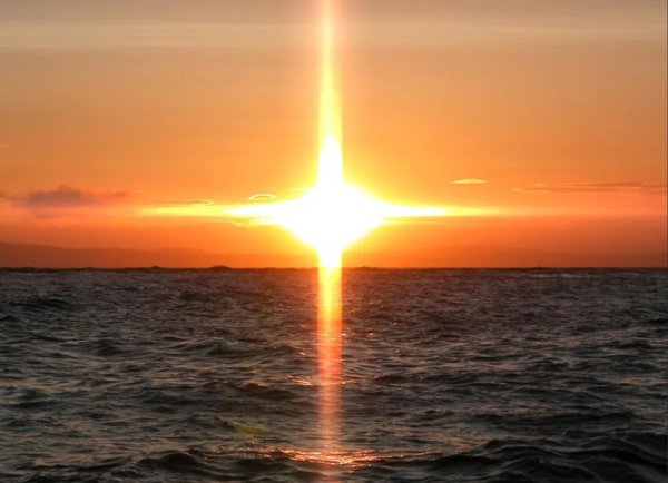 Крест в лучах солнца