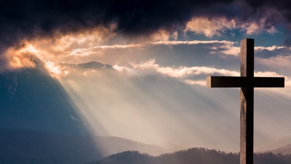 Крест на фоне неба