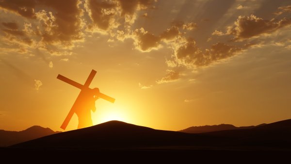 Крест на фоне солнца