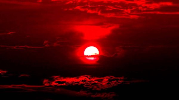 Солнце на красном фоне