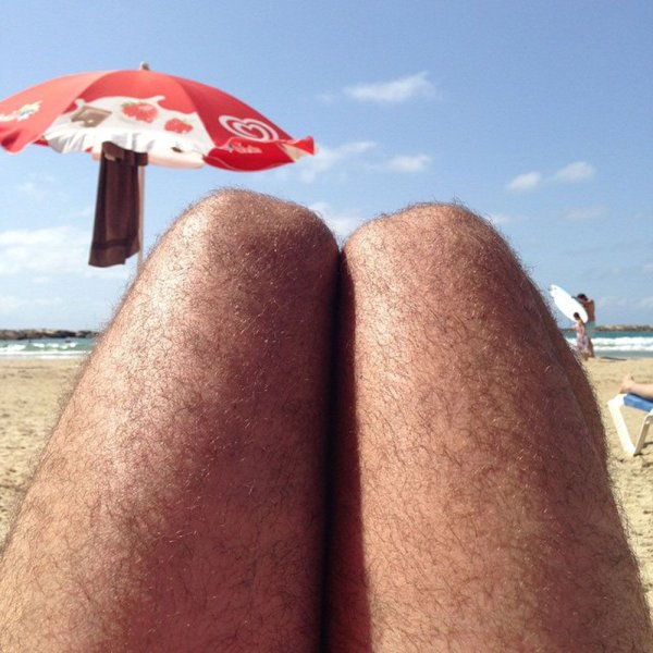 Ноги сосиски на пляже