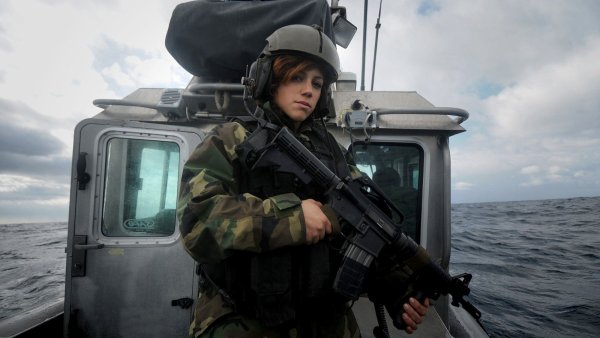 Женщина на военном корабле