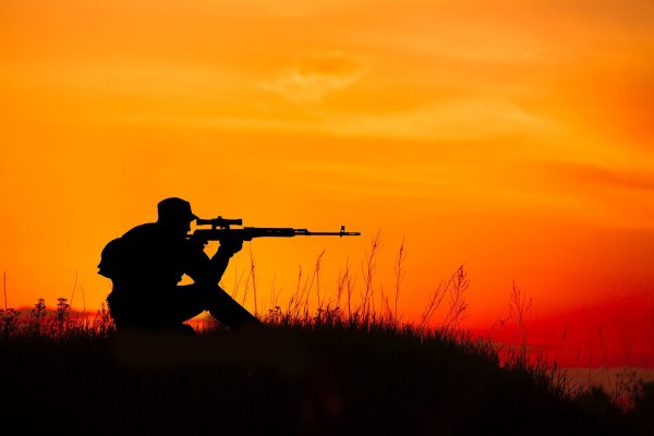 Снайпер на фоне заката