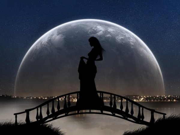 Женщина на фоне Луны