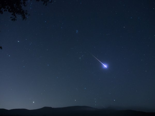 Звездное небо с кометой