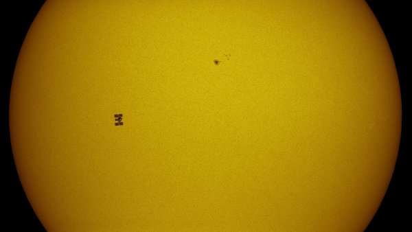 МКС на фоне солнца