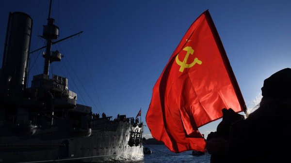 Крейсер Аврора с флагом РФ