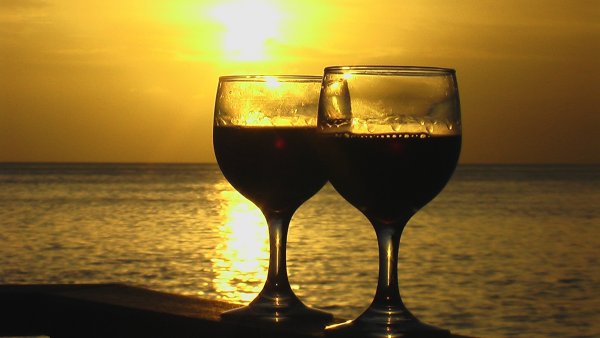 Бокал вина на закате у моря