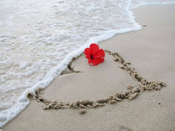 Сердечко на песке у моря