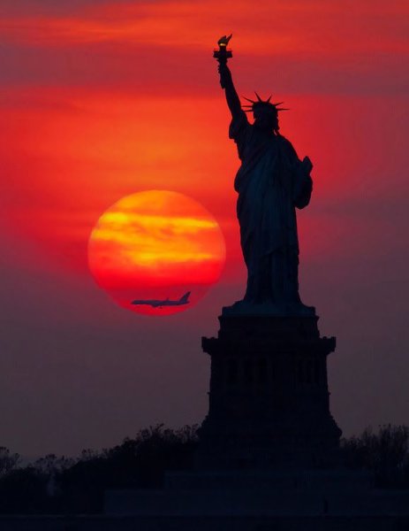 Статуя свободы на закате