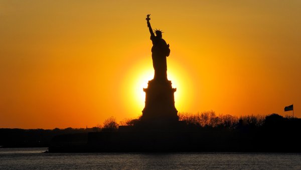 Нью Йорк закат с статуи