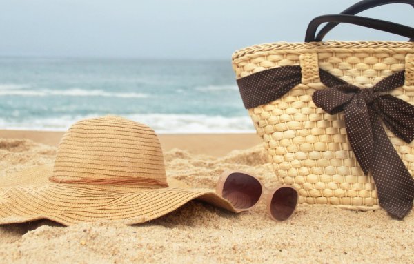 Соломенная шляпа на берегу