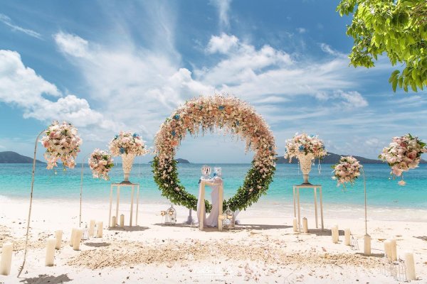 Свадебная арка на берегу моря