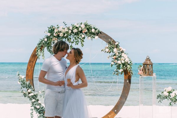 Свадебная арка на фоне моря