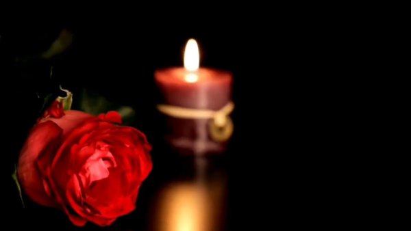 Траурные свечи и цветы