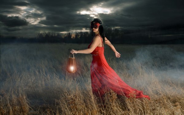 Девушка в Красном платье ночью