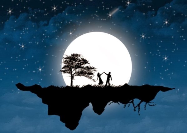 Влюбленные на фоне Луны