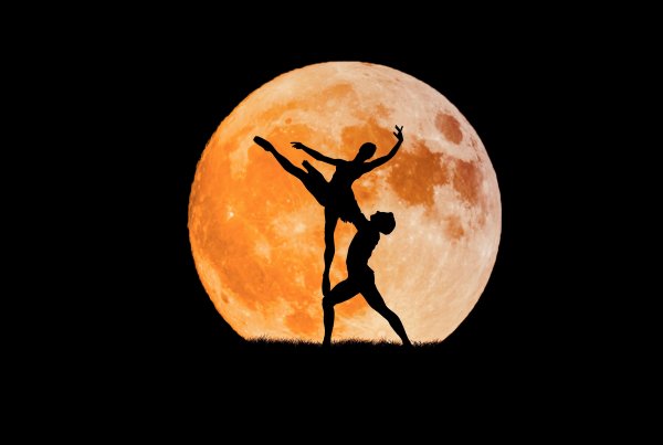 Танец на фоне луны