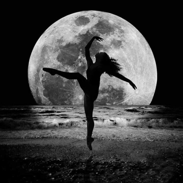Танцующая под луной