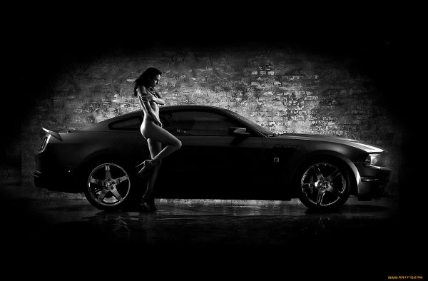 Девушка и авто на черном фоне