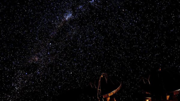 Черное ночное небо со звездами