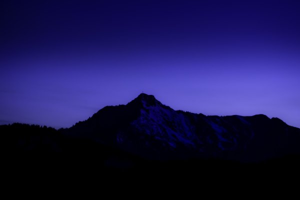 Темно фиолетовые горы