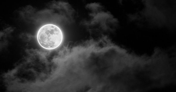 Темное небо с луной