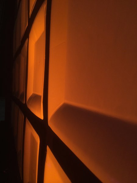 Солнечные блики в комнате