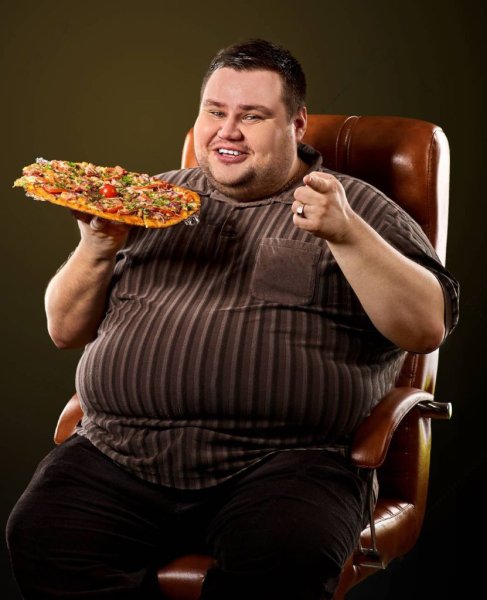 Толстый ест пиццу