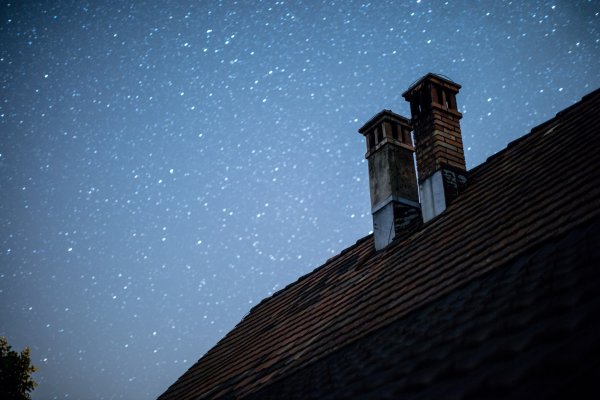 Звезды над крышами домов