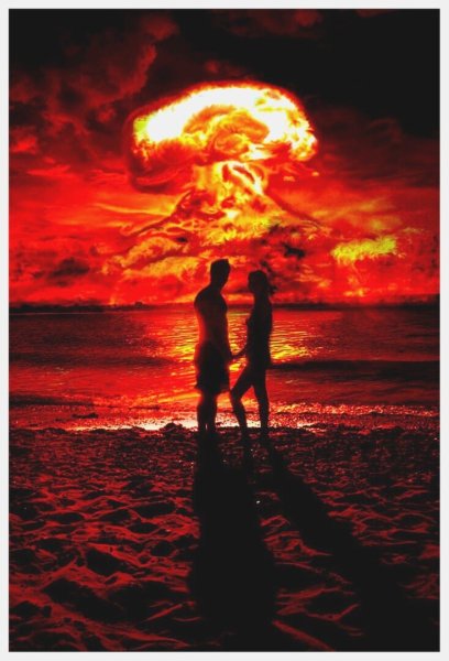 Парень и девушка на фоне ядерного взрыва