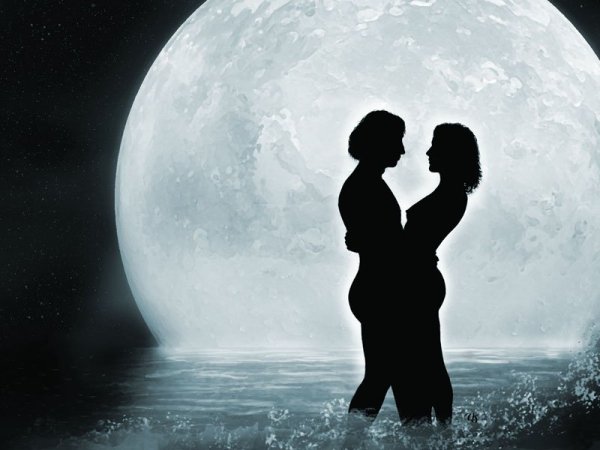 Целующиеся на фоне луны